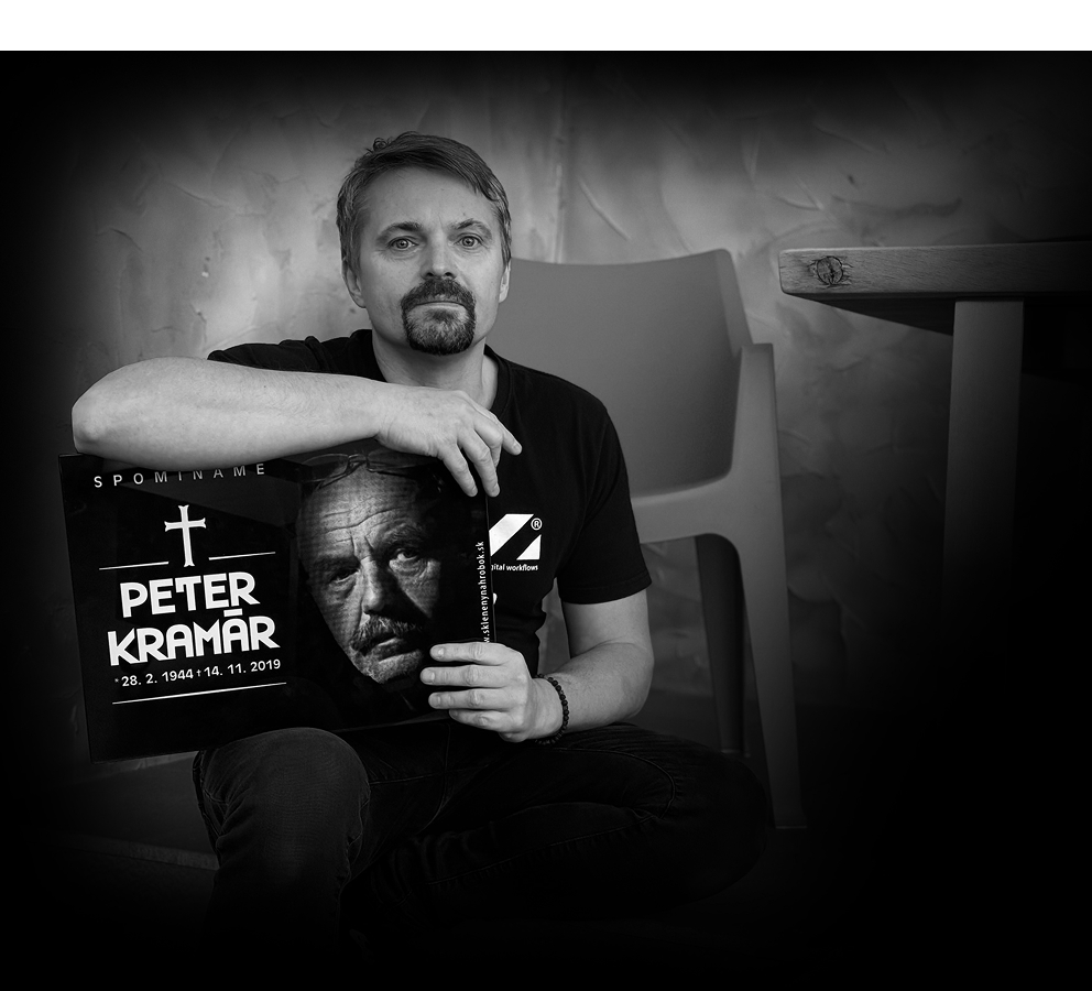 Skleněný náhrobek - O nás