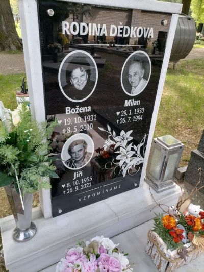 Lápida de vidrio con soportes puntuales