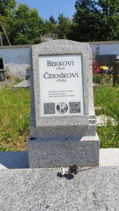 Placa epitafio de vidrio con un código QR