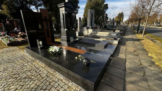 Tumba de lujo con linterna y placa de vidrio