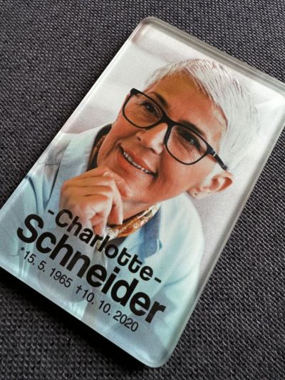 Fotografía en urna con rostro