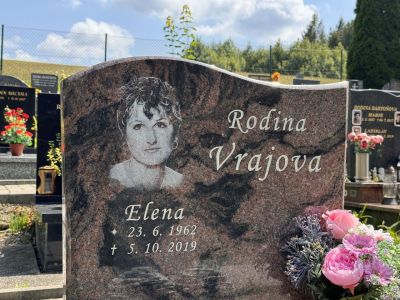 Fotografía grabada en una lápida antes de la renovación