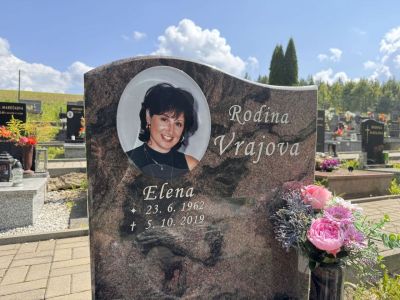 Reparación de fotografía grabada en una tumba