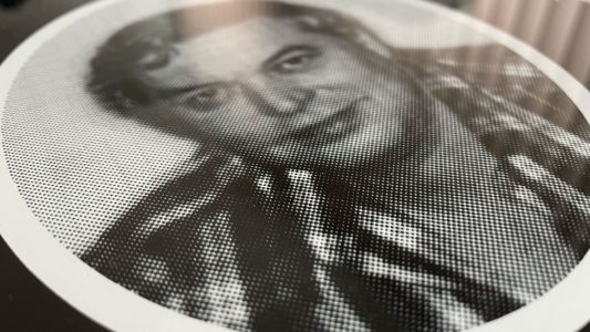 Fotografía en blanco y negro tramada sobre vidrio