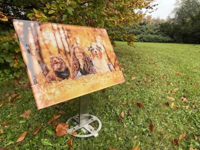 Placa conmemorativa en un soporte para el suelo