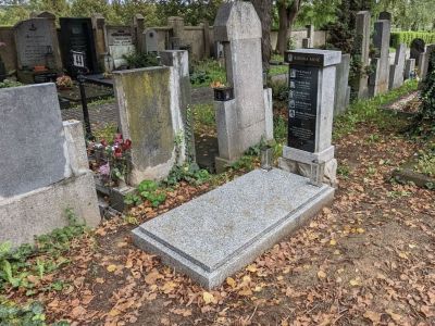 Renovación de tumba con placas de vidrio