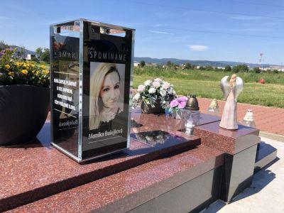 Linterna con rostro para tumbas