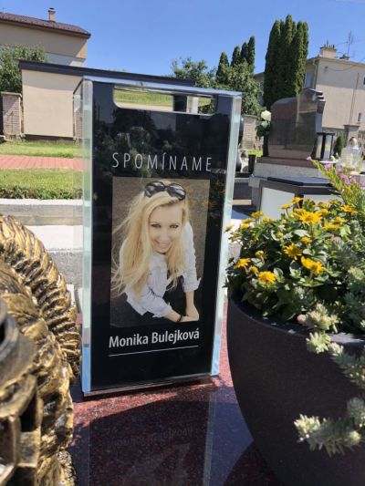 Linterna para tumba con fotografía en color y un verso