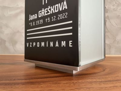 Linterna con rostro y cristales mate