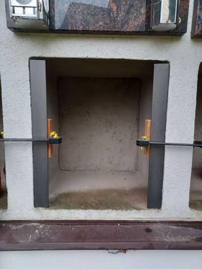 Soporte de hierro para placa de columbario con imanes