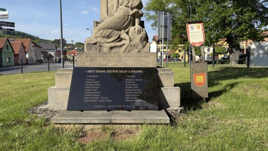 Renovación de monumento reemplazando con una placa de vidrio