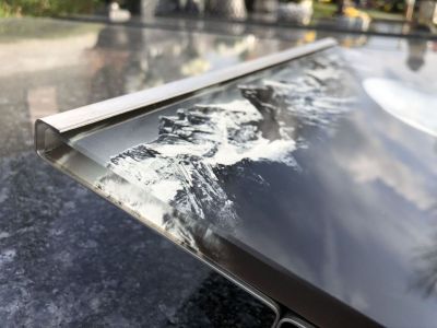 Placa de vidrio con fotografía en un soporte de acero inoxidable