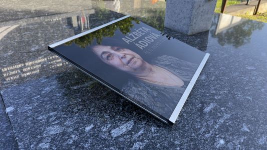 Placa de vidrio con fotografía en un soporte de acero inoxidable